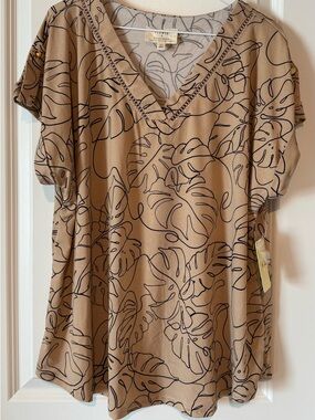 Flower & Feather Women's Tan Leaf-Print V-Neck Top 1XL